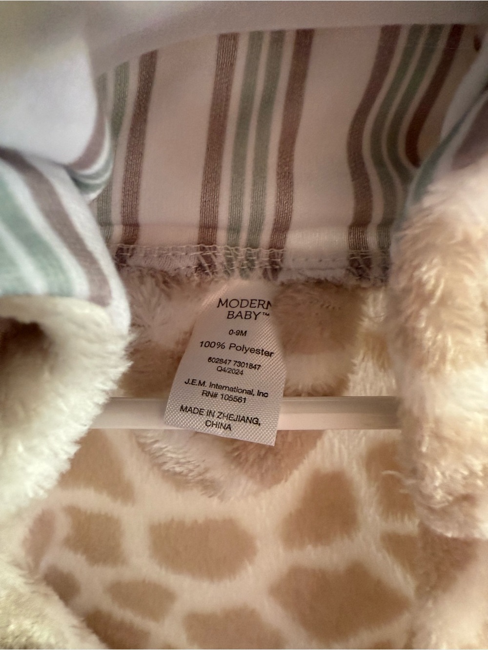 Modern Baby Giraffe Robe - Picture 4 of 4